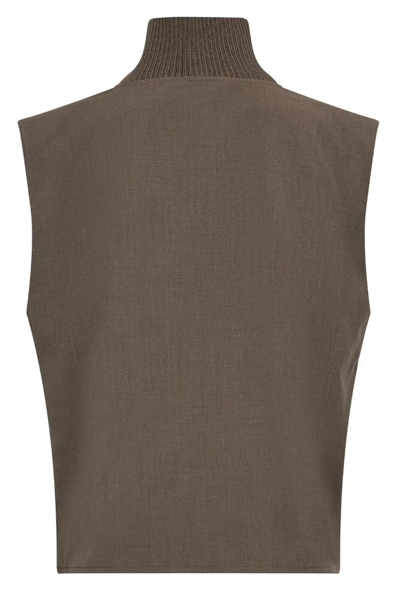 Vida Rib Turtleneck Vest | Walnut | Top fra Co'couture