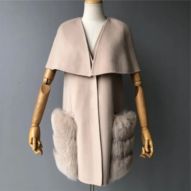 Women's sleeveless jacket with a shawl, with a pocket made of natural fur